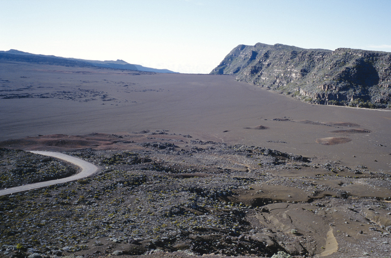 reu96_119 fournaise plaine sables.jpg - La Fournaise, nov-96 Plaine des sables La plaine des sables, au-delà du premier rempart  Elite Chrome 100